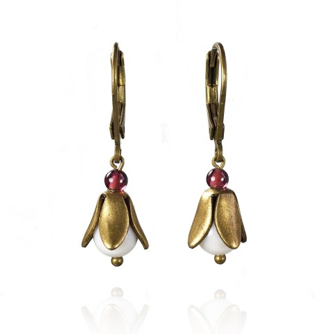 Boucles d'oreilles pendantes petites fleurs - agate blanche et grenat - dormeuses bronze