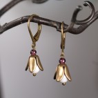 Boucles d'oreilles pendantes petites fleurs - agate blanche et grenat - dormeuses bronze