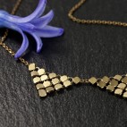 Collier chaîne bronze et triangles en cotte de maille