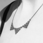 Collier chaîne bronze et triangles en cotte de maille