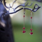 Earrings with deep red facetted glass beads  - Bohême