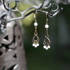 Boucles d'oreilles pendante bronze et agate blanche