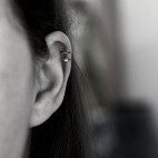 manchette d'oreille cartilage en titane et perle d'argent