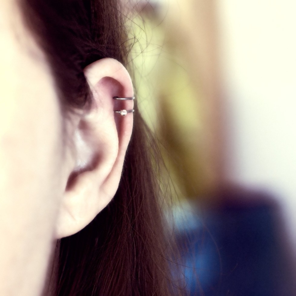 Bague d'oreille en Titane, perle d'argent à facettes Bague d'oreille en Titane, perle d'argent à facettes