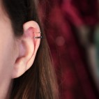 Bague d'oreille en Titane, perles d'hématites bleues et anthracites - Spark