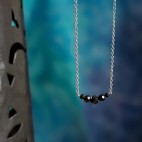Collier minimaliste en acier inoxydable et pierres noires