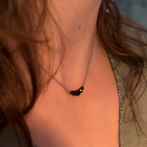 Collier minimaliste ras du cou, chaîne fine en acier chirurgical et perles de spinelle noir
