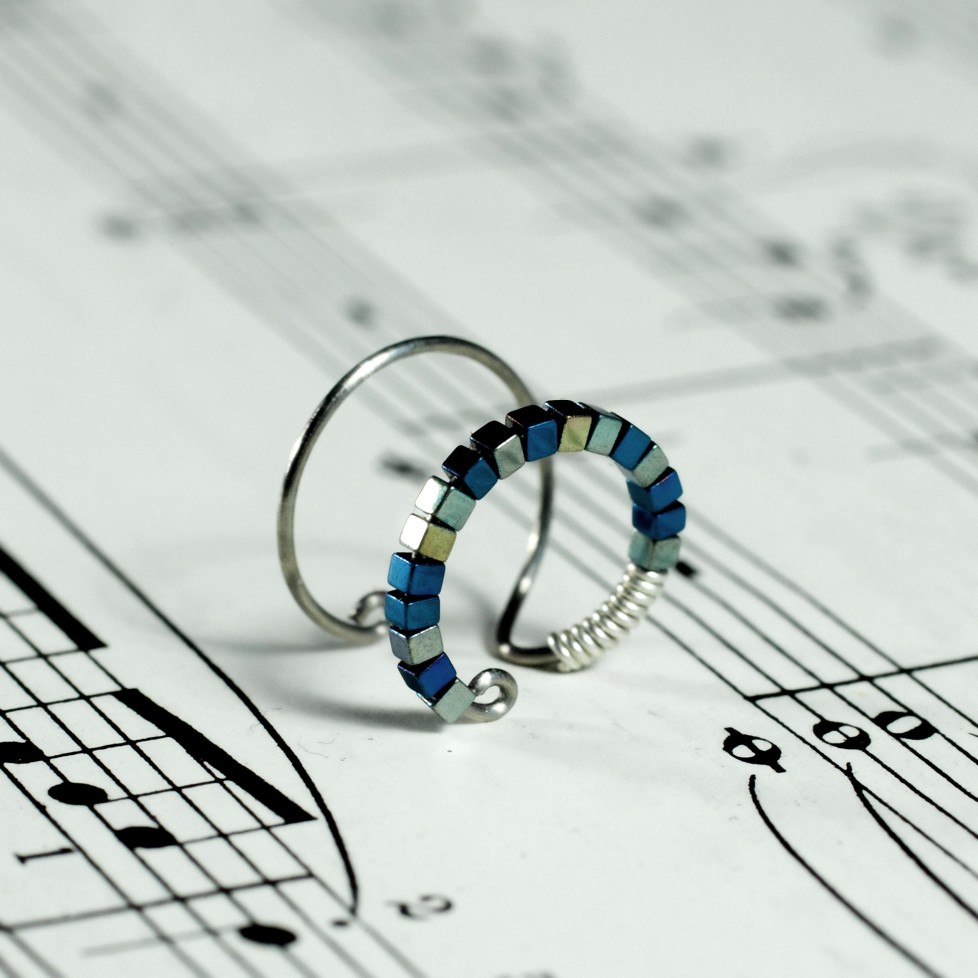Bague d'oreille en Titane, perles d'hématites bleues et vertes - Spark Bague d'oreille en Titane, perles d'hématites bleues et vertes - Spark