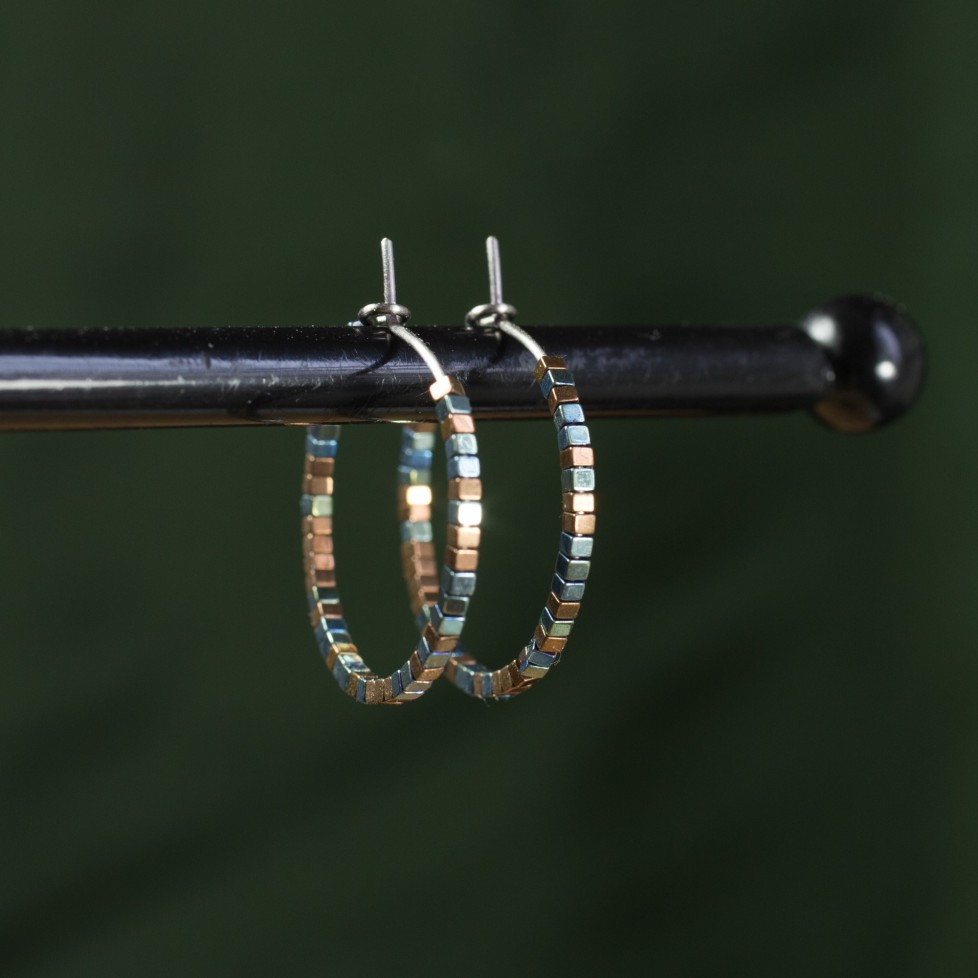 Pure titanium hoop earrings with tiny green and copper hematite beads - Spark Pure titanium hoop earrings with tiny green and copper hematite beads - Spark