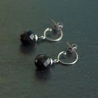 Petites boucles d'oreilles pendantes titane pur et perles d'onyx - Boucles d'oreilles hypoallergéniques