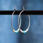 Créoles en Titane pur et perles turquoise et argentées 2,5 cm - Boucles d'oreilles hypoallergéniques