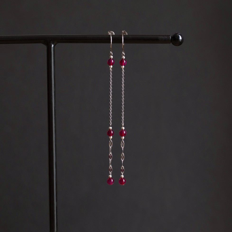 Boucles d'oreilles pendantes fines et très longues en titane pur et perles d'agate rouge - Boucles d'oreilles hypoallergéniques