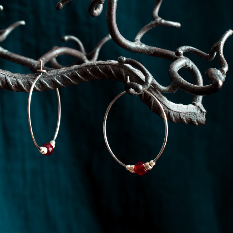 Créoles en titane pur et perles d'agate rouge facetée