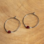 Créoles en titane pur et perles d'agate rouge facetée